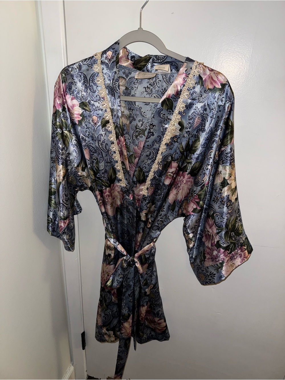 Vintage 90’s Expressions by California Dynasty Lace trim Robe
